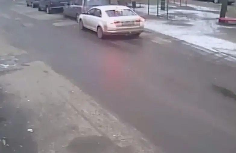 В Бобруйске водитель скрылся после ДТП, а потом заявил в милицию, что его машину повредили. Кадр момента ДТП с камеры видеонаблюдения.