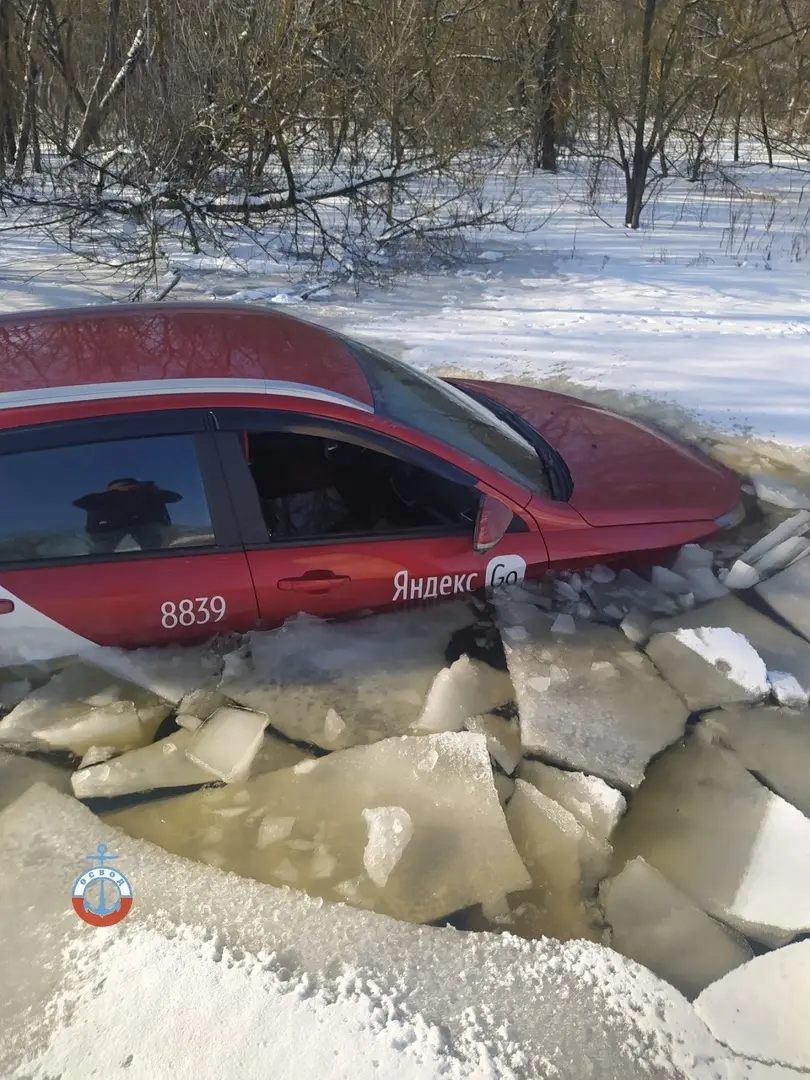 Машина такси провалилась под лед в Гомеле.