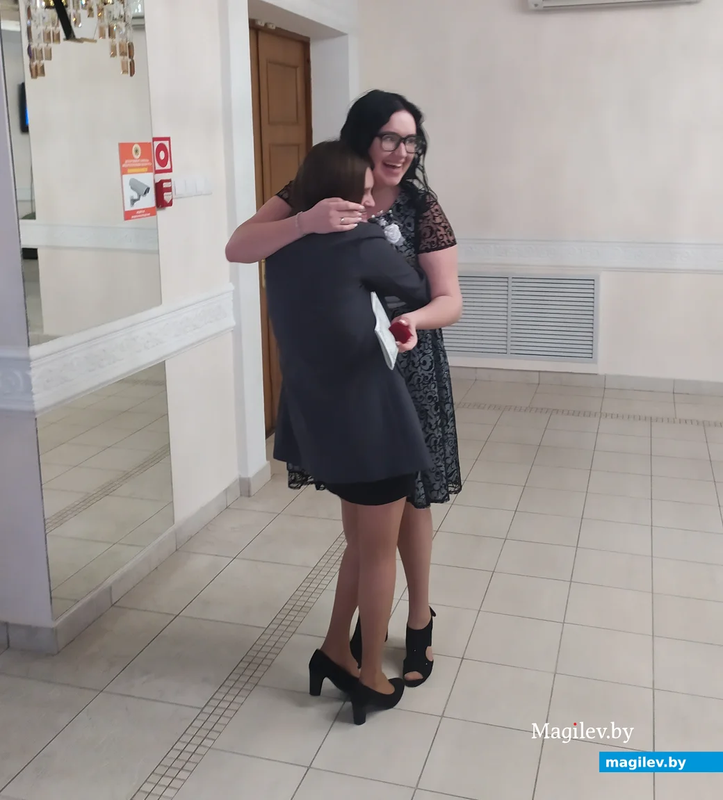 Подруги все время поддерживали невесту.