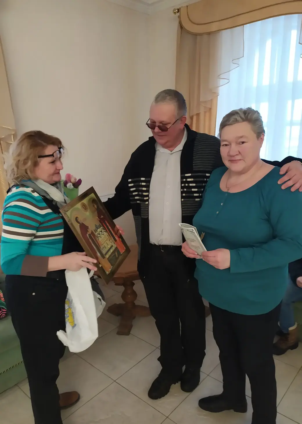 В подарок от подруги молодые получили икону.