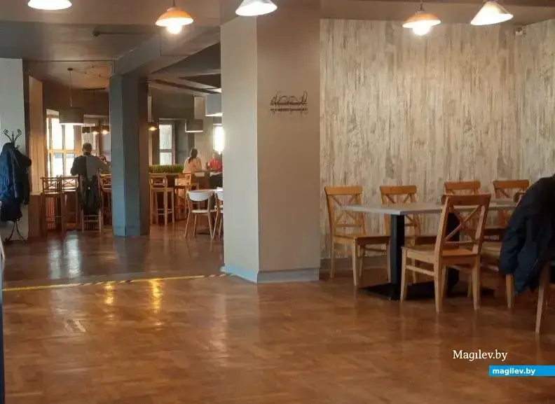 Столовая ЦУМа работает по будням.Свободных столиков было немного.