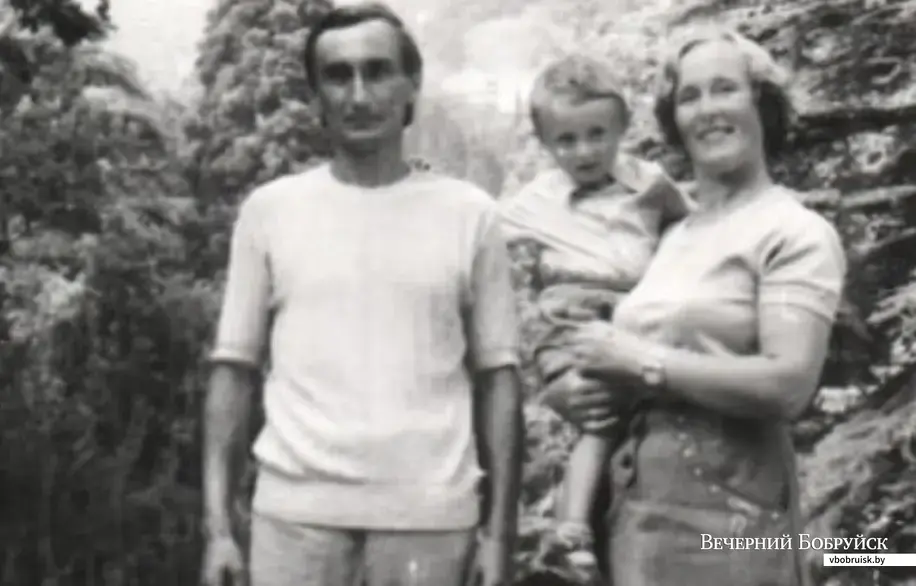 Нина Высоцкая с мужем Петром и сыном Василием. На отдыхе в Крыму, май 1985 г.