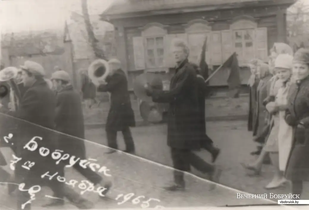 Ноябрьская демонстрация, 1965 г. Работники гидролизного завода идут по улице Минской в районе нынешней гимназии-колледжа искусств.