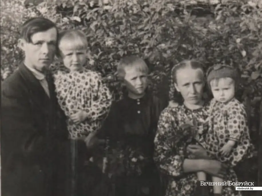В деревне Красное Борисовского района, 1953 г. Маленькая Нина на руках у отца Василия Адамовича. Мама Анна Ивановна держит на руках сестру. В центре – брат Николай.