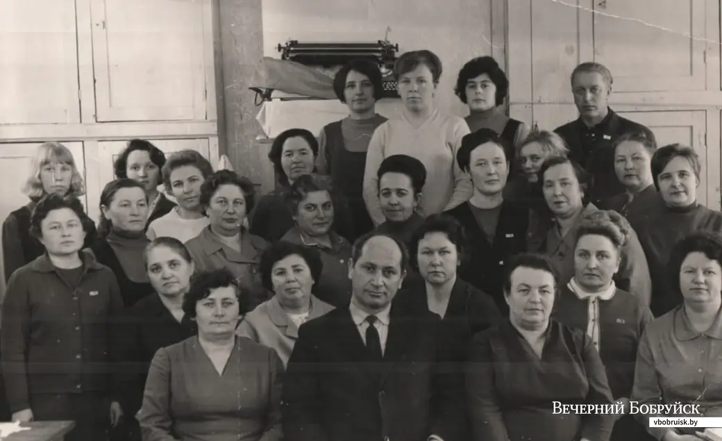 Бухгалтерия завода им. Ланина. В нижнем ряду в центре - главный бухгалтер Яков Самуилович Михелис. Март 1970 год.