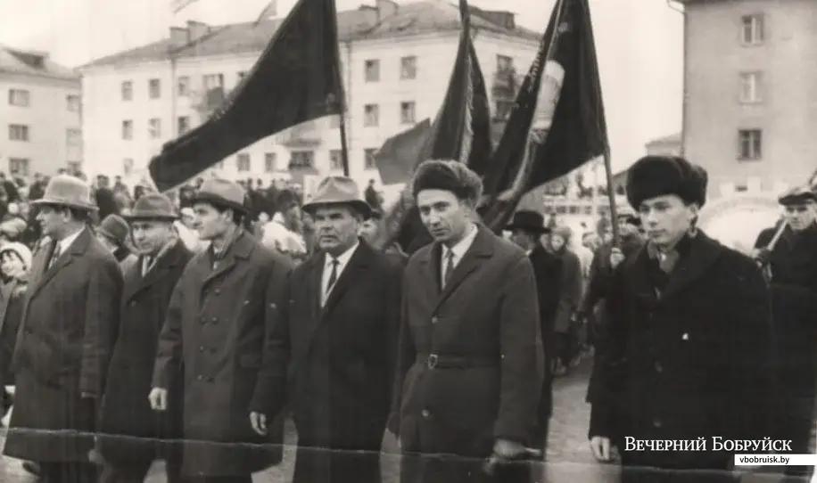 Администрация завода им. Ленина на демонстрации. Слева направо: Михалевич Вениамин Абрамович (главный экономист предприятия), Василий Кралавецкий (председатель профкома