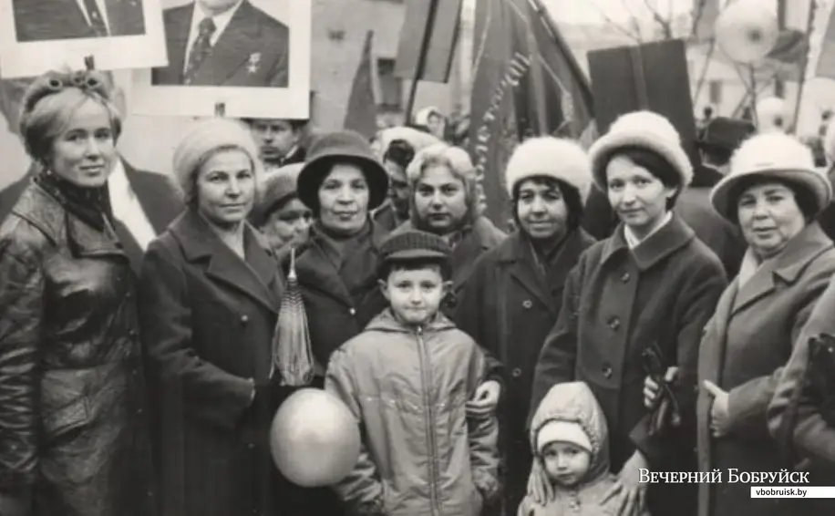Коллектив завода им. Ленина на демонстрации 7 ноября 1974 г. Нина Васильевна Лаврова (позже Высоцкая) крайняя слева.