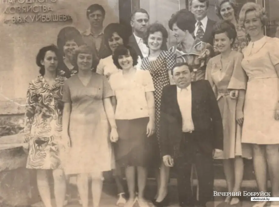 Выпускной в институте народного хозяйства. Нина Лаврова (Высоцкая) справа. В нижнем ряду вторая – бобруйчанка Светлана Немченко, работала на «ФанДОКе» бухгалтером. Июнь