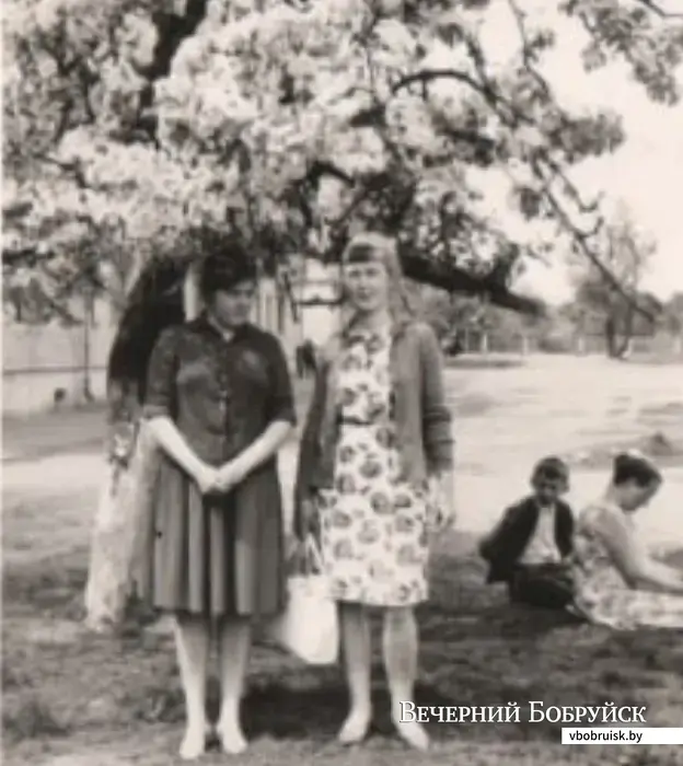 Нина Лаврова (справа) с подругой на площади Ленина, середина 1960-х.