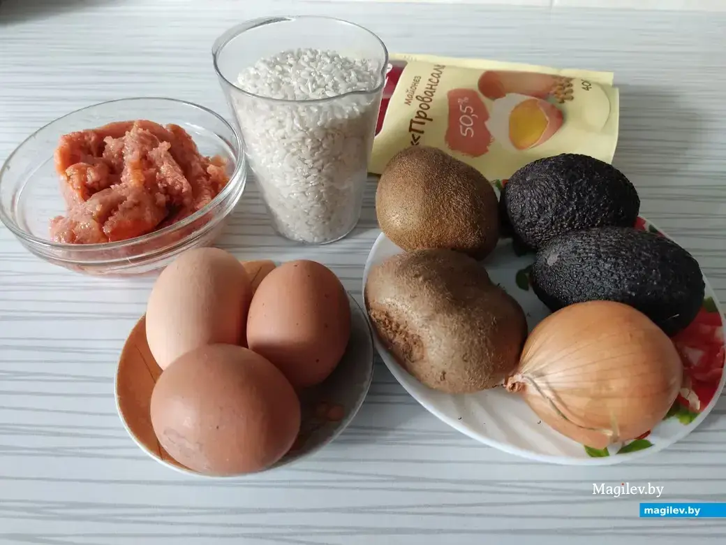 Салат средиземноморский с красной рыбой и авокадо: какие продукты понадобятся.