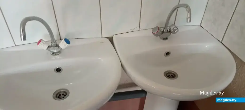 Умывальники долго искать не пришлось.