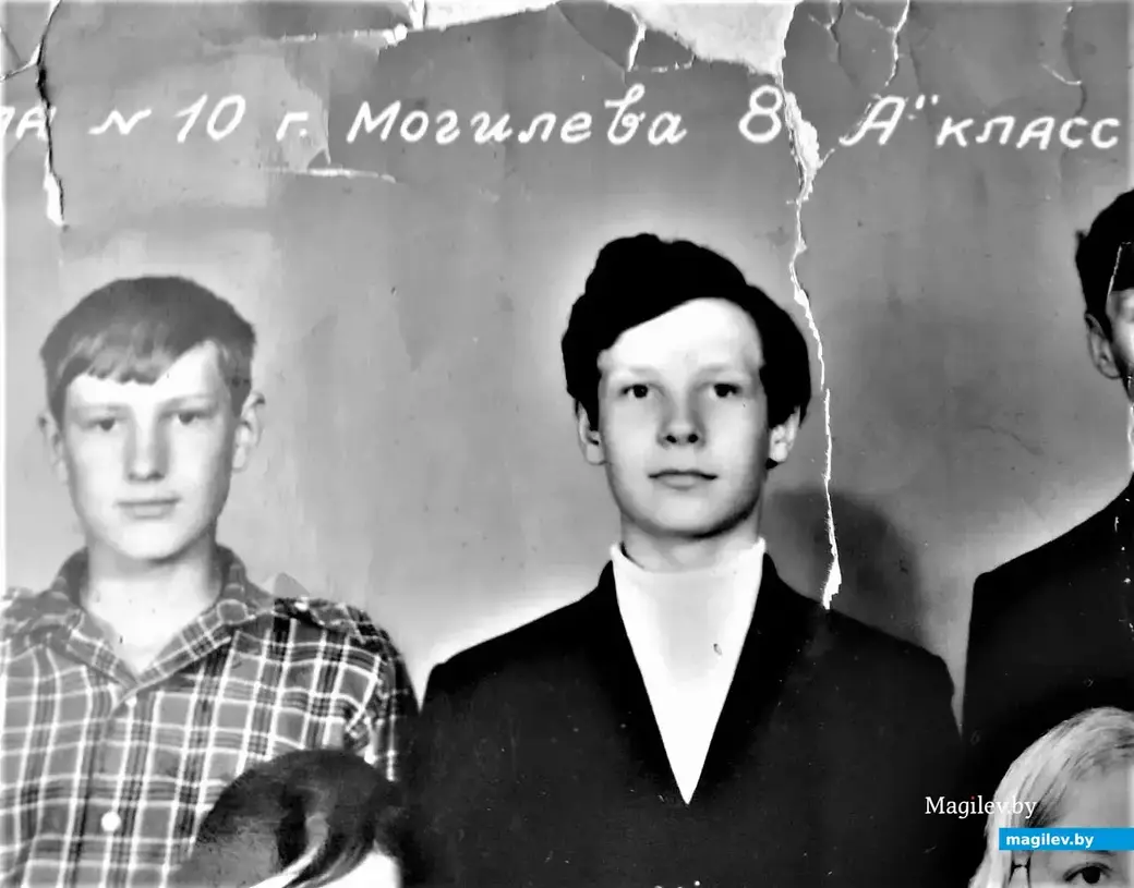 Борис Моисеев (в белой «битловке») – ученик 8 «А» класса сш №10. Могилев, 1970 год.