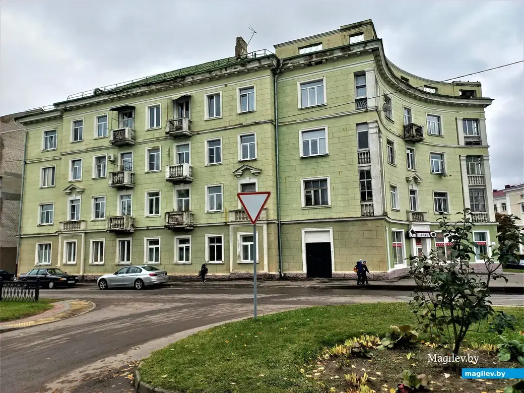 Серый дом в Могилеве, где жил Борис Моисеев. Осень 2022 года.
