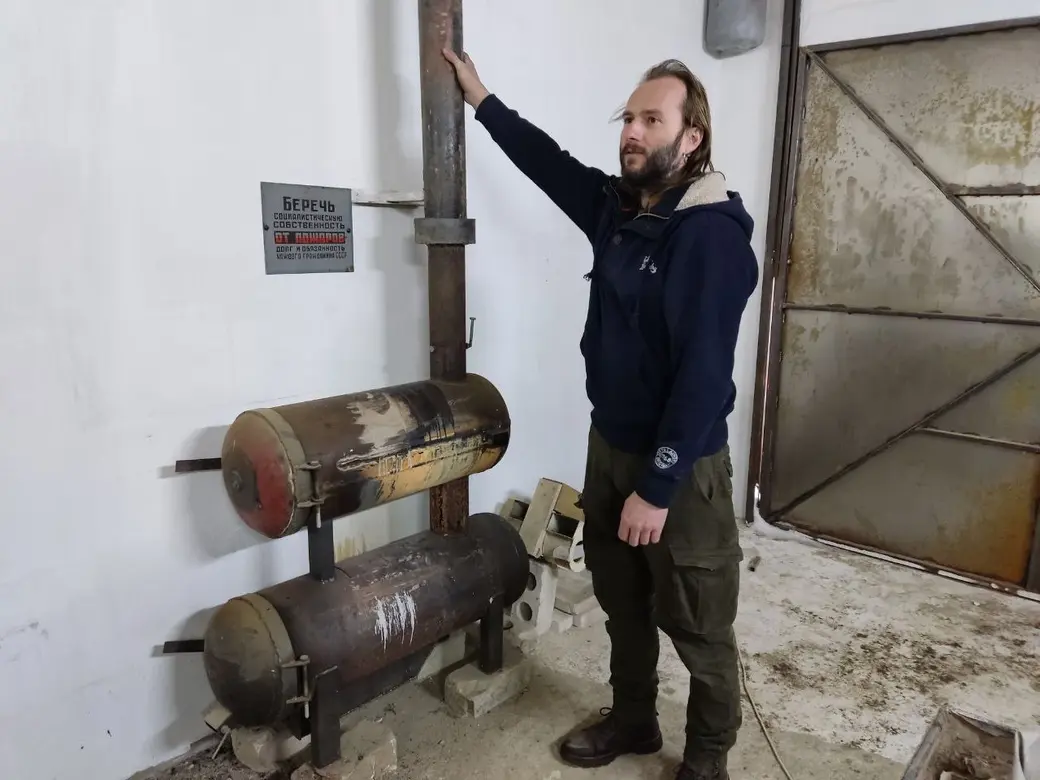 Печку для обогрева гаража Сергей Иванов сделал из старых газовых баллонов.
