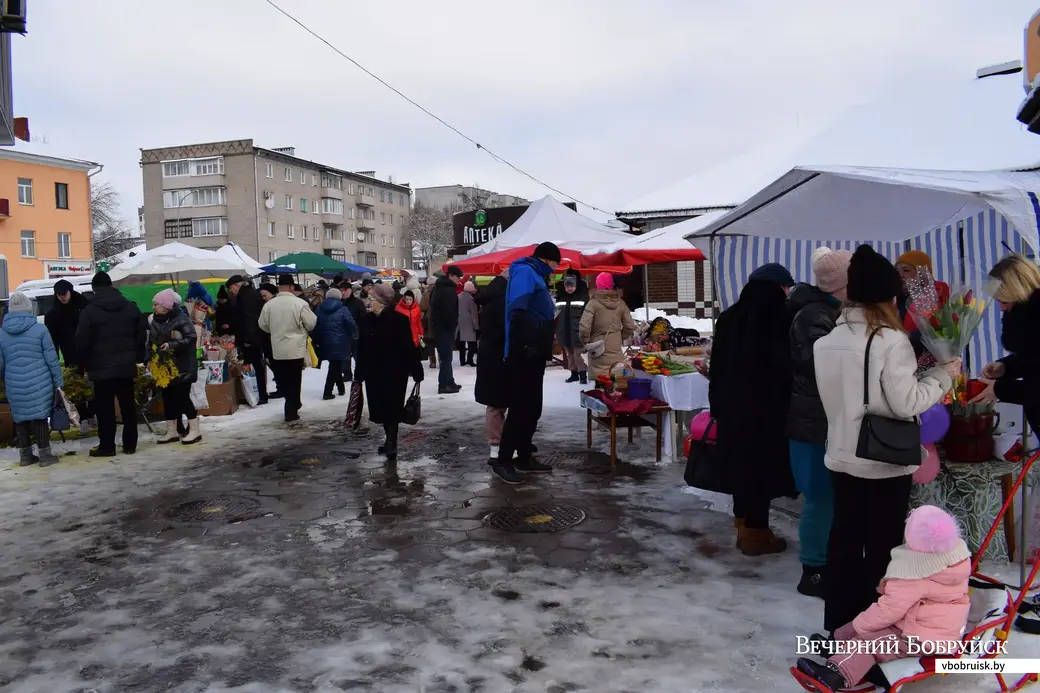 7.03.2023, Бобруйск. Цветочная торговля у рынка «На Красноармейской».