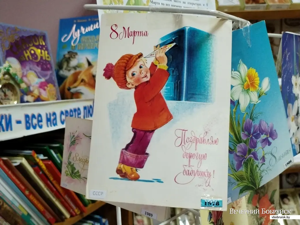 Коллекция открыток Веры Кананович. Открытка с мальчиком, который отправляет письмо – любимая у коллекционера.