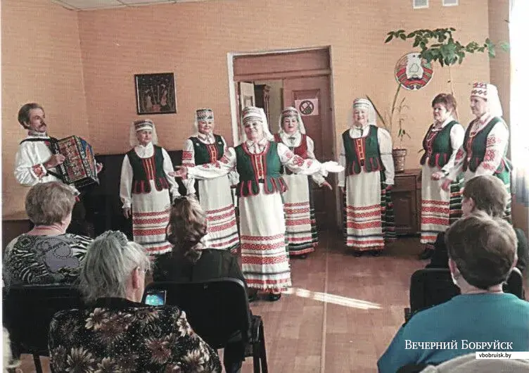 Участники секции вокально-хорового пения «Гармония» выступают для пенсионеров ТЦСОНа.
