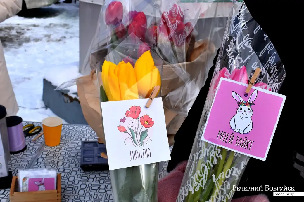 7.03.2023, Бобруйск. Цветочная торговля у рынка «На Красноармейской». Букеты с открытками.
