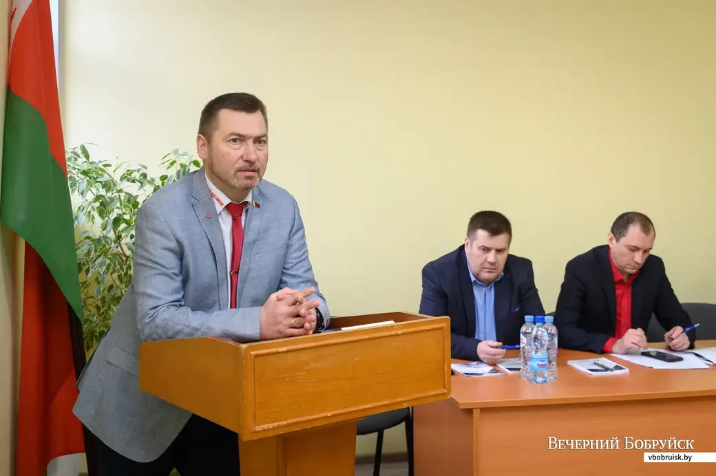 03.03.2023. Бобруйск. Заместитель маркетинг-директора МТЗ по сервису Александр Барташевич. В центре – замдиректора Мозырского машиностроительного завода Владимир