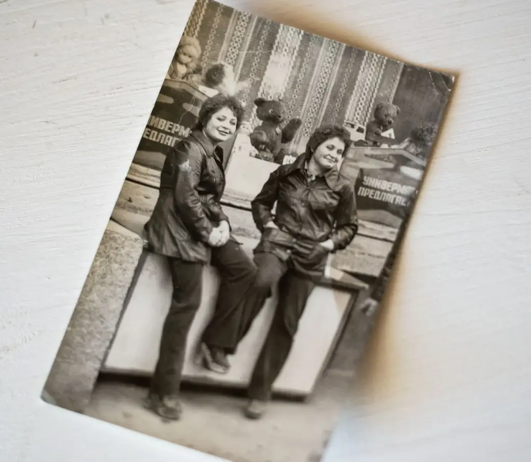 Мать Альбина Григорьевна Старовойтова с сестрой возле витрины универмага, 1981 год