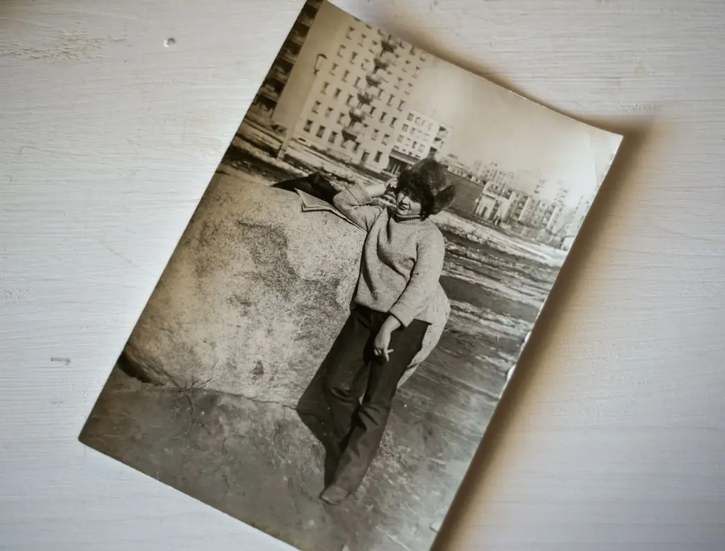 Этот камень лежал на перекрестке Ульяновской 50 лет со стороны недостроенного дома культуры. Сзади просматривается улица 50 лет ВЛКСМ. Видно, что не хватает многих