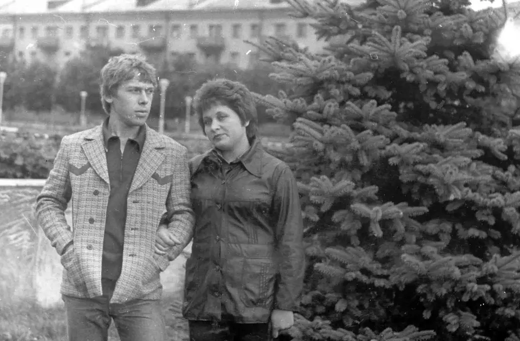 Леонид Петрович Старовойтов с Альбиной Григорьевной на площади Ленина, 1981 год.