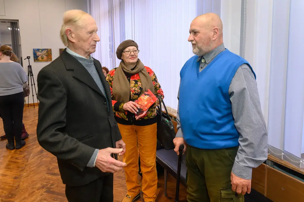 10.03.2023. Художник Алексей Будейко (слева) поздравляет Виктора Кнаруса на открытии персональной выставки последнего.