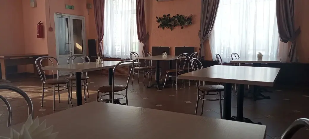 Зал выглядит уютным. Почему же здесь никого нет?