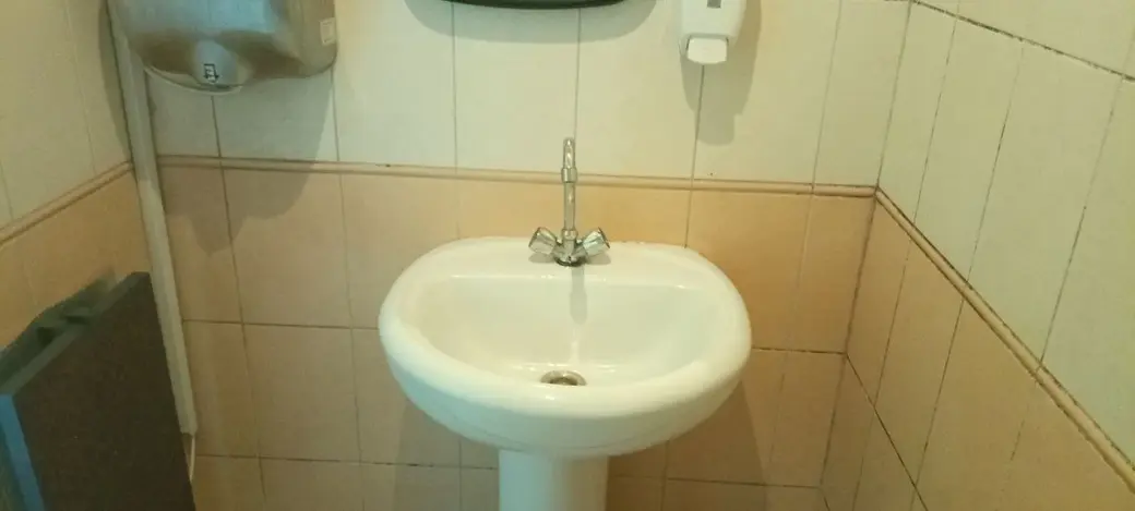 Будьте готовы к тому, что в санузле работает только одна кабинка.