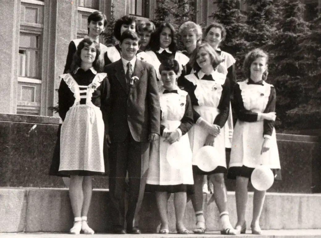 Александра Фарбер на площади Ленина с одноклассниками. Могилев. Фото 1980-х из семейного архива Александры Фарбер.