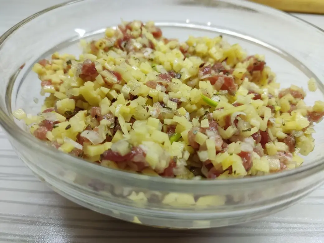 Мясо, картофель и лук нарезать очень-очень мелкими кубиками