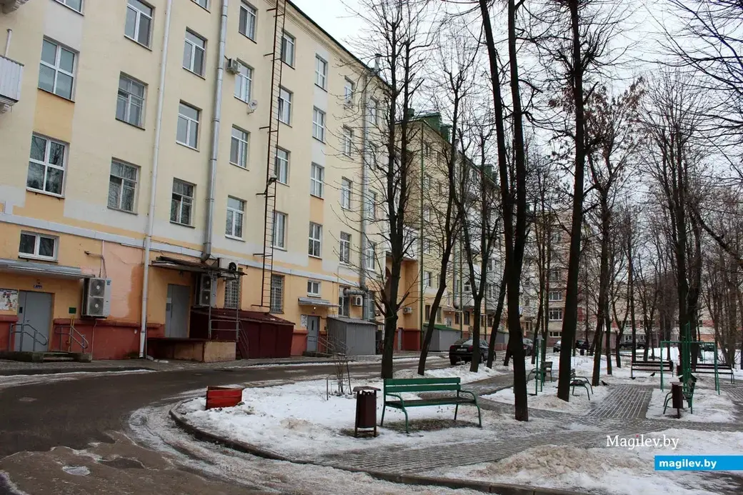 Вид двора дома №85. Могилев, март 2023 года.
