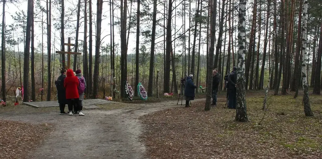 19 марта 2019 года. 75-летие со дня освобождения узников Озаричских лагерей смерти. Люди стоят на месте одного из концлагерей у «смертельных» болот. Фото: Алесь Красавин.