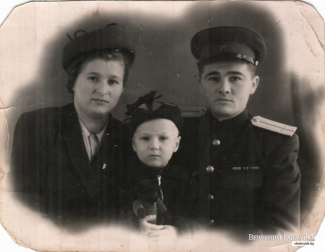 Родной брат Виктора, Владимир, с родителями.