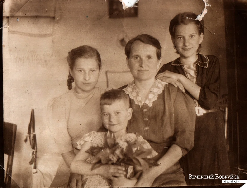 Сёстры Михалькевич с мамой Акулиной. Справа – Людмила, будущая Кнарус.