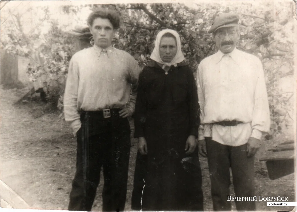 Слева направо: дядя Виктора Кнаруса Леонид, бабуля Анна и дед Феликс Адамович Кнарус.