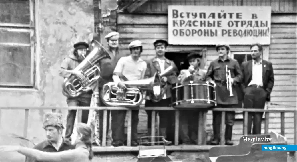 Владимир Браиловский (крайний слева в верхнем ряду) на съемках художественного фильма. Могилев, 1980-е годы.