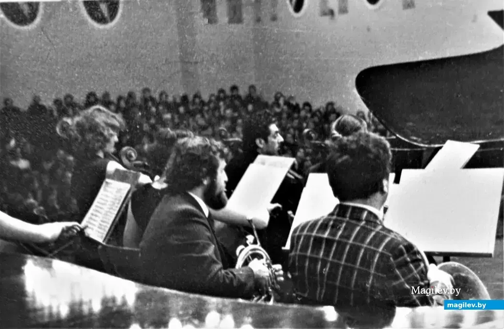 Концерт в разгаре. В центре – Владимир Браиловский. Могилев, 1980-е годы.