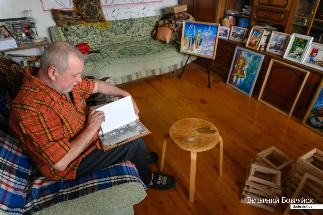 05.04.2023. Бобруйск. Художник Виктор Кнарус у себя дома