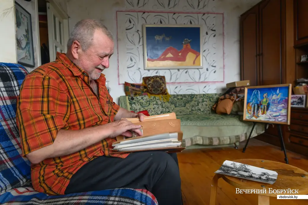 05.04.2023. Бобруйск. Художник Виктор Кнарус у себя дома, листает старый альбом.