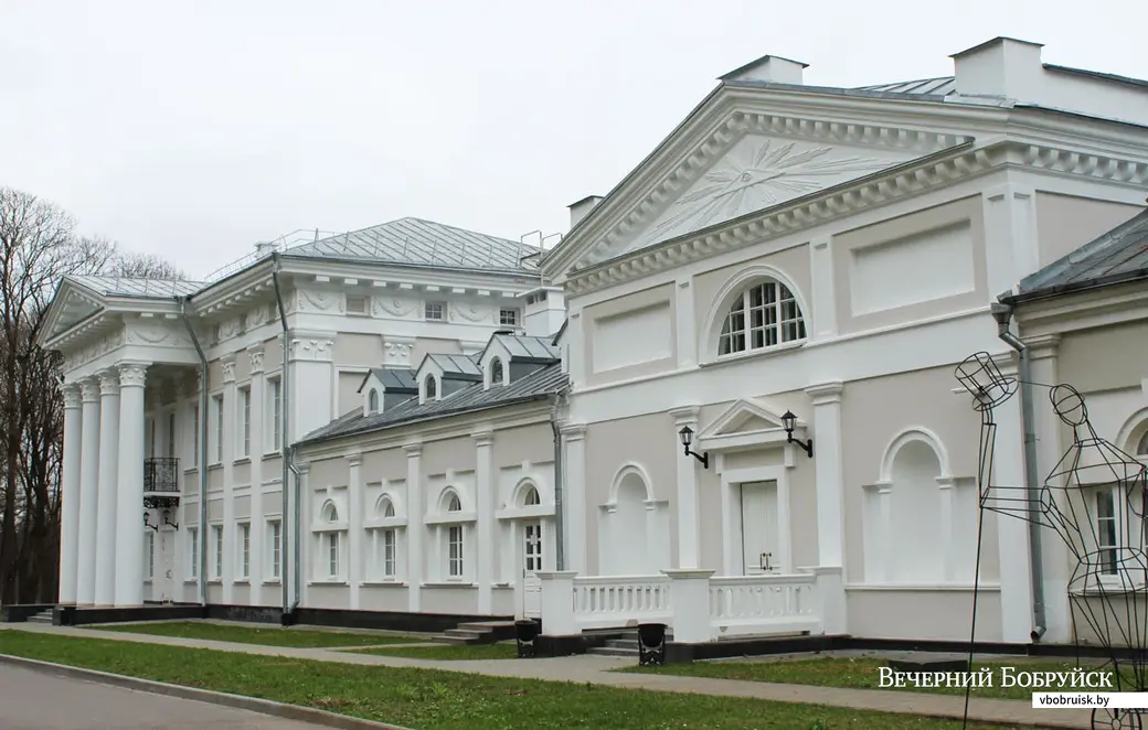 Дворцово-парковый комплекс Булгаков в Жиличах. Кировский район Могилевской области. Апрель 2023 года.