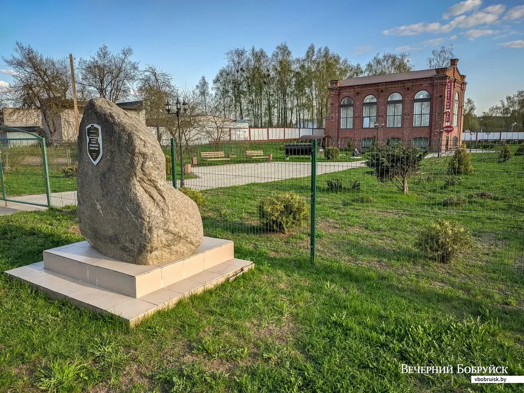 23.04.2023. Фабрика «Днепровская мануфактура», Заводской переулок, Дубровно, Дубровенский район, Витебская область, 211040, Беларусь. Велосипедный поход «Тур де