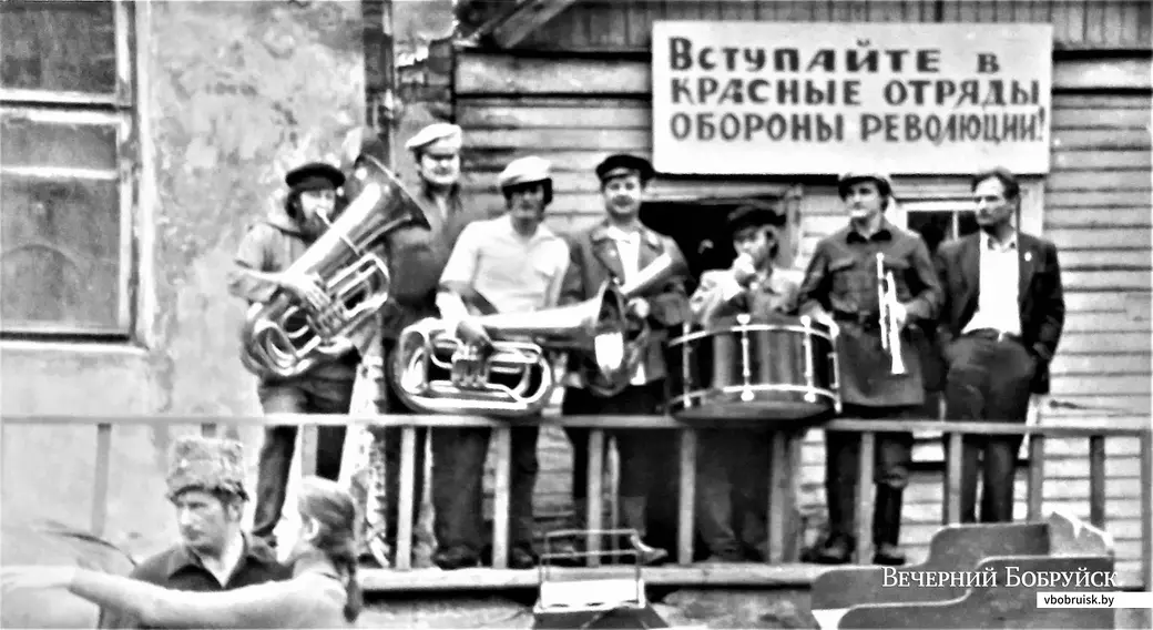 Владимир Браиловский (слева в верхнем ряду) в массовке фильма «Паруса моего детства». Могилев, 1981 год.