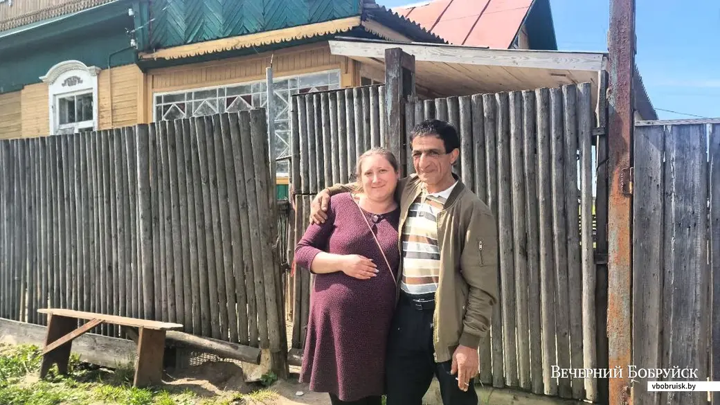 Фатима и Искендер Имановы у дома в Михалево-1.