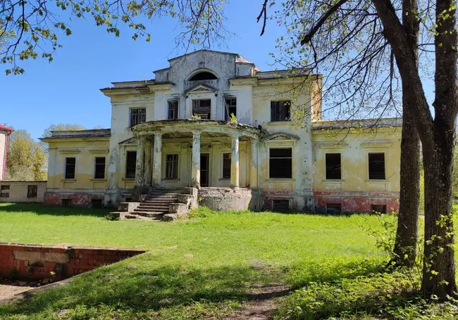 Путешествие одного дня: на «графских развалинах» в деревне Грудиновка