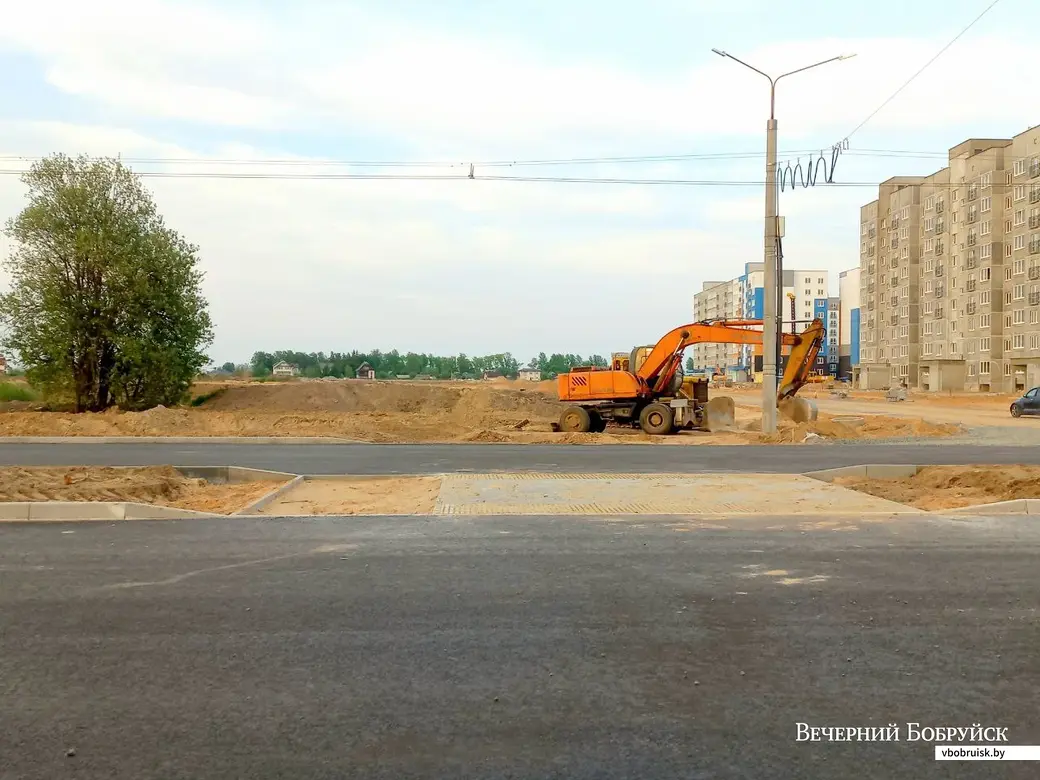 15.05.2023, Бобруйск, седьмой микрорайон. Строящийся пешеходный переход на перекрестке ул. Пуховской и пр. Строителей.