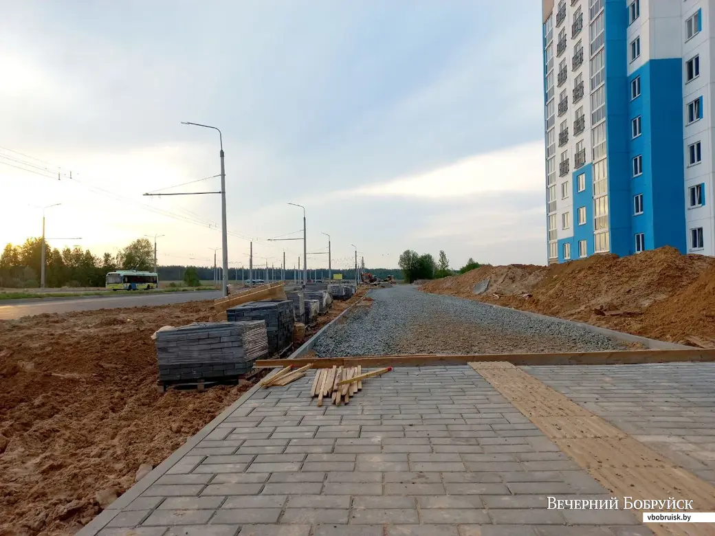 15.05.2023, Бобруйск, седьмой микрорайон. Пешеходные дорожки, ведущие к конечной остановке троллейбусов, ещё не готовы, но это лишь дело времени. Строительство и