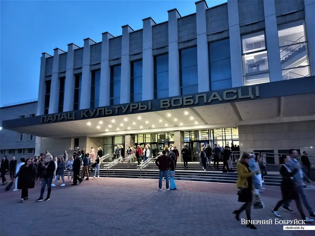 Зрители расходятся после концерта в ДК области. В свое время Владимир Браиловский тоже имел отношение к подобным концертным программам. Могилев, 16.05.2023 года.