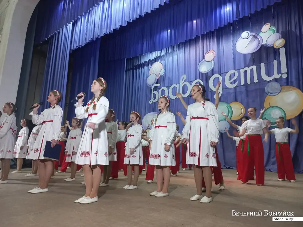 21.05.2023, Бобруйск. Отчетный концерт танцевальных студий «Лаборатория танца» и «Dance time». На сцене вокальный ансамбль «Перепелочка».