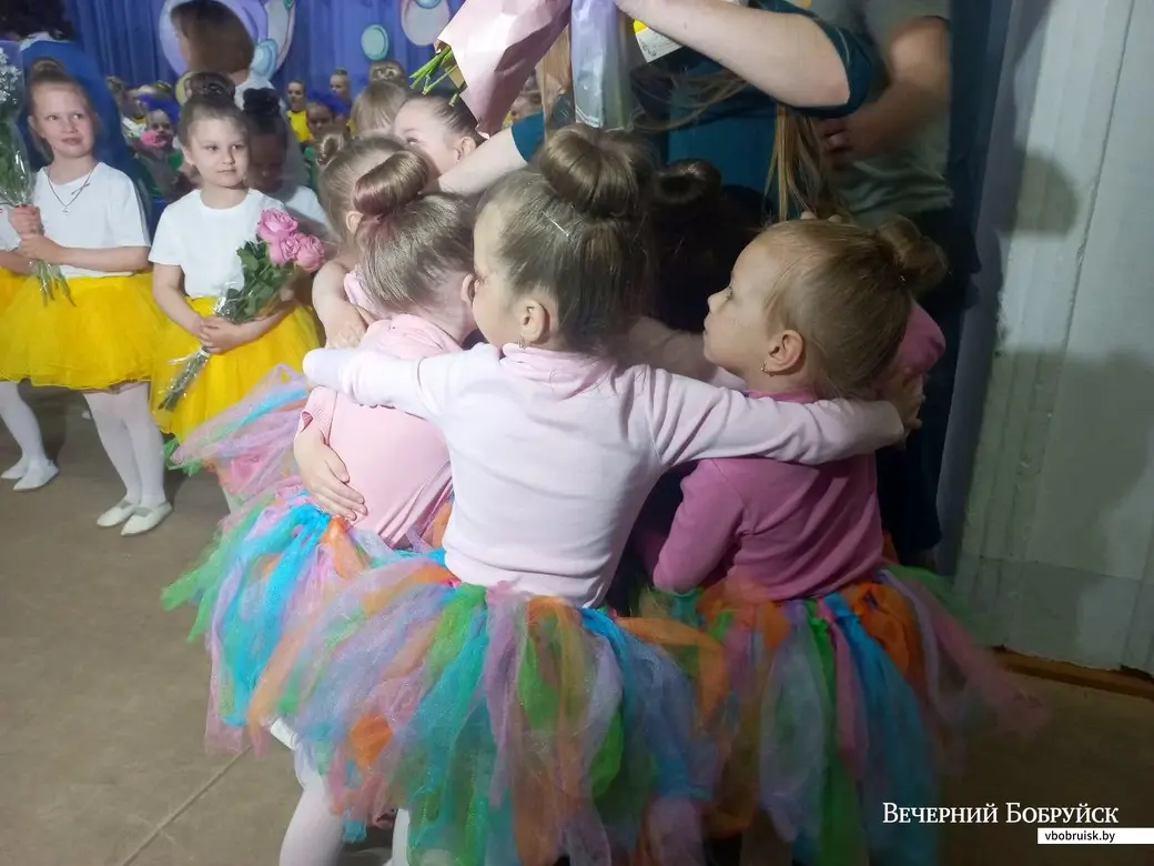 21.05.2023, Бобруйск. Отчетный концерт танцевальных студий «Лаборатория танца» и «Dance time». Самые маленькие танцоры поспешили подарить хореографу свои объятия.